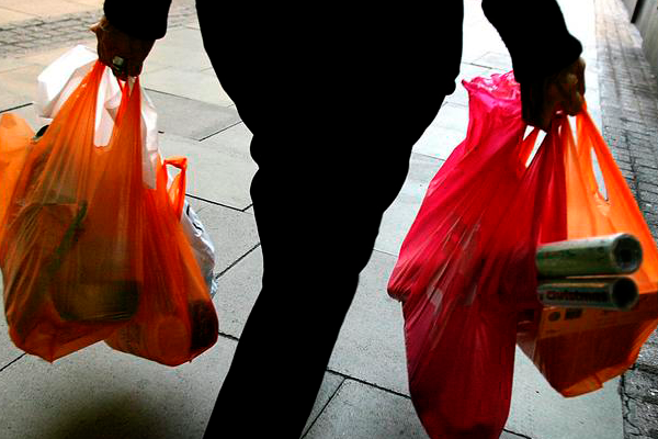 Prohibición total de bolsas plásticas logra consenso en el Senado