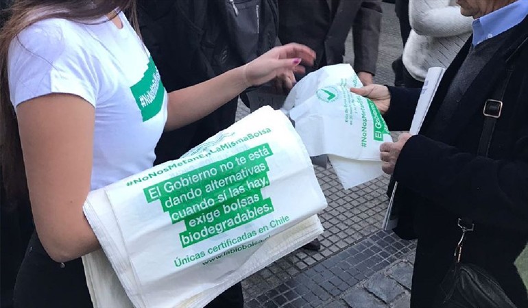 Gremio de bolsas biodegradables critica al Gobierno de no haberlos incluido en proyecto de ley