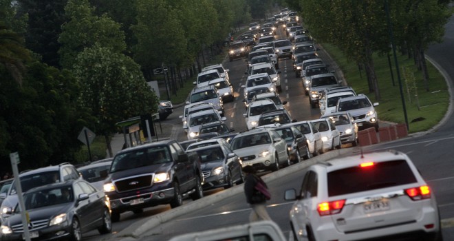 UE lanza ambicioso plan climático que incluye prohibir venta de autos a gasolina y diésel