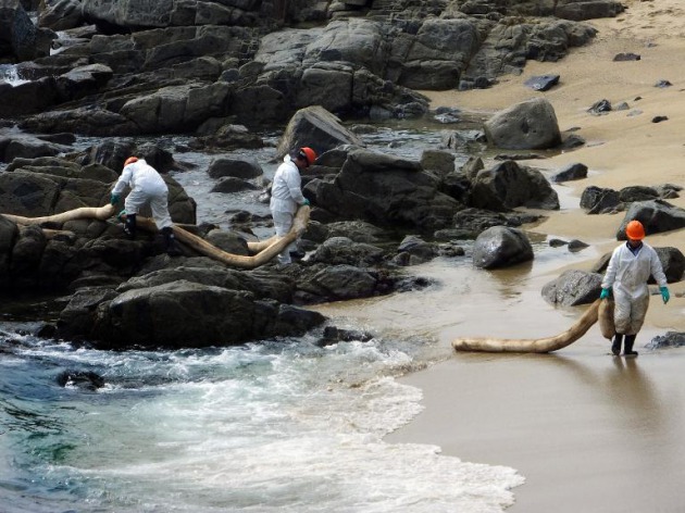 Prohíben pesca y baño en la bahía de Quintero