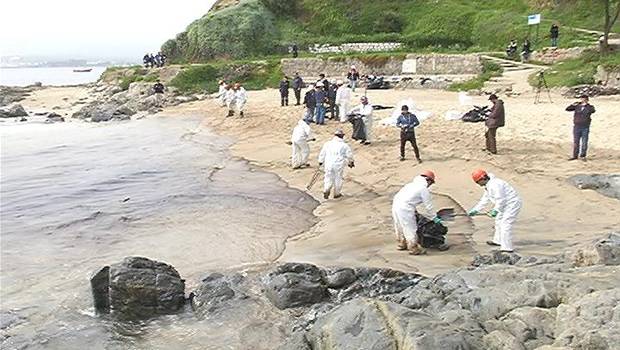 Corte anula sobreseimiento y reabre el caso por derrame de petróleo en bahía de Quintero