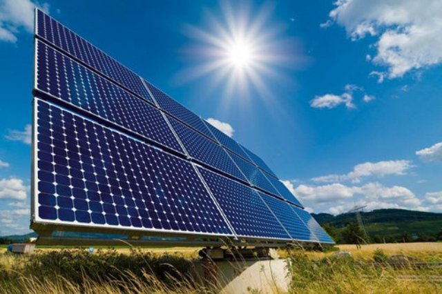 Al Gore dice que Chile “inspira al mundo” por su expansión en el uso de energía solar