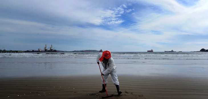 Bahía de Quintero: Fiscal formaliza causa contra el práctico por derrame de petróleo