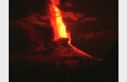 Volcán Villarrica entra en erupción durante la madrugada de este martes