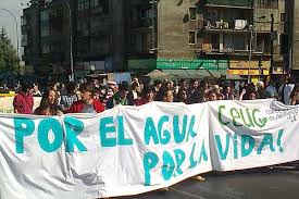 Cientos de personas participaron en la marcha por la recuperación del agua y la vida en Valparaíso