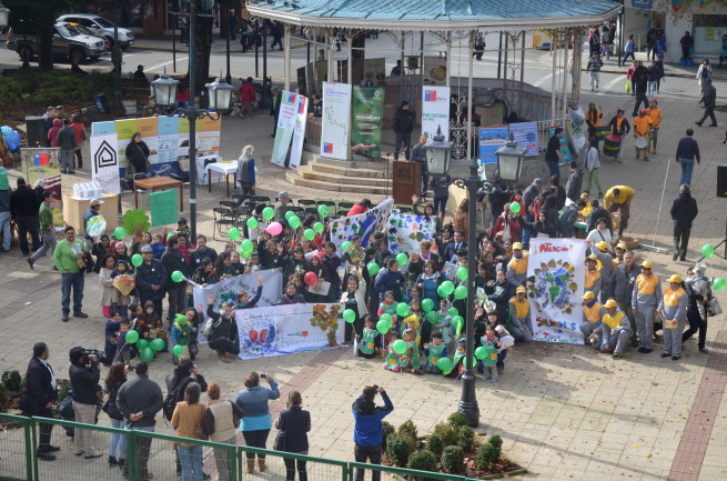 Valdivia: Multitudinaria celebración del Día de la Tierra en la Plaza de la República