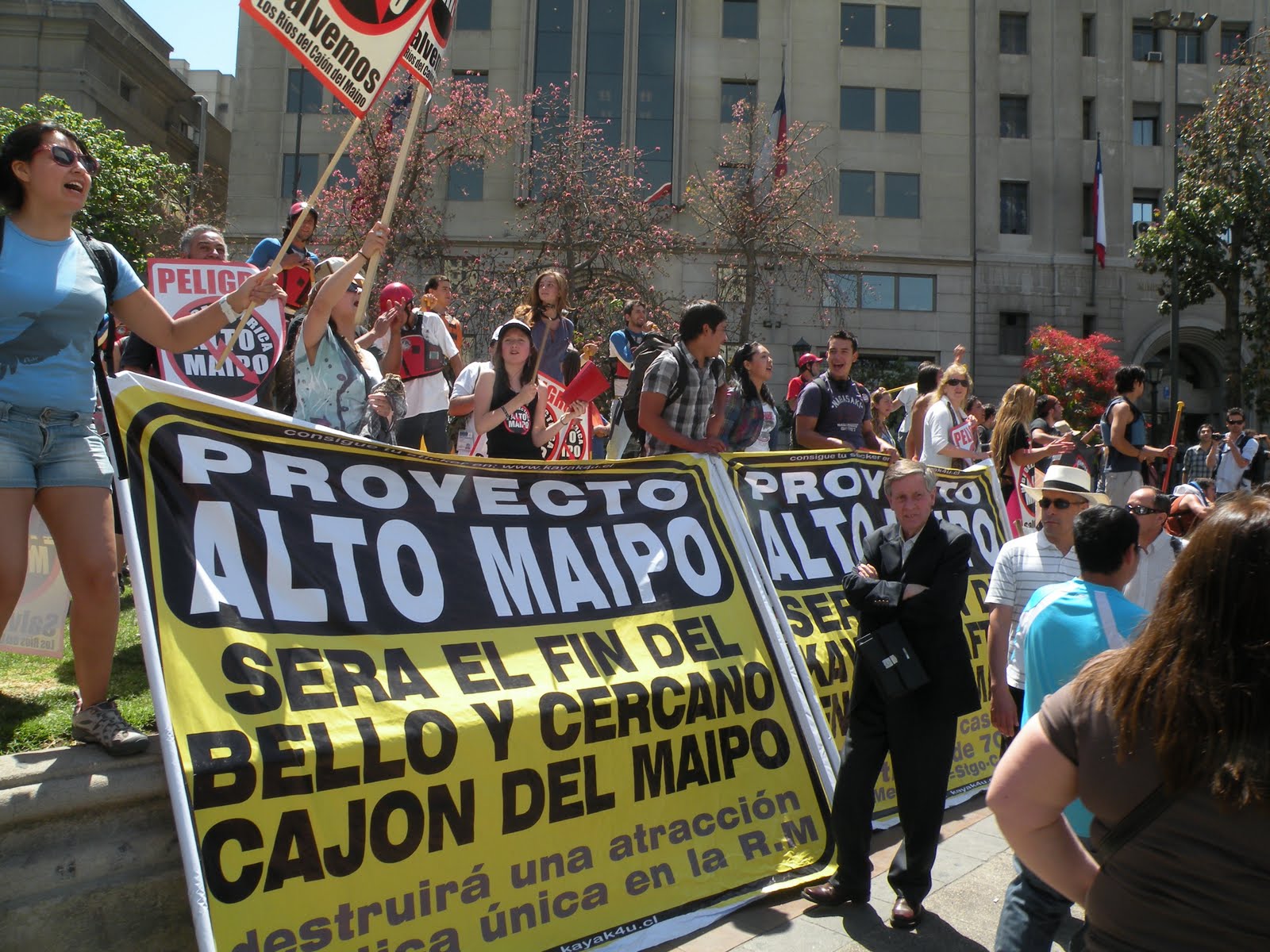 Opositores a Alto Maipo cuestionan a Bachelet por autorizar exportación de energía a la transnacional estadounidense Aes Gener