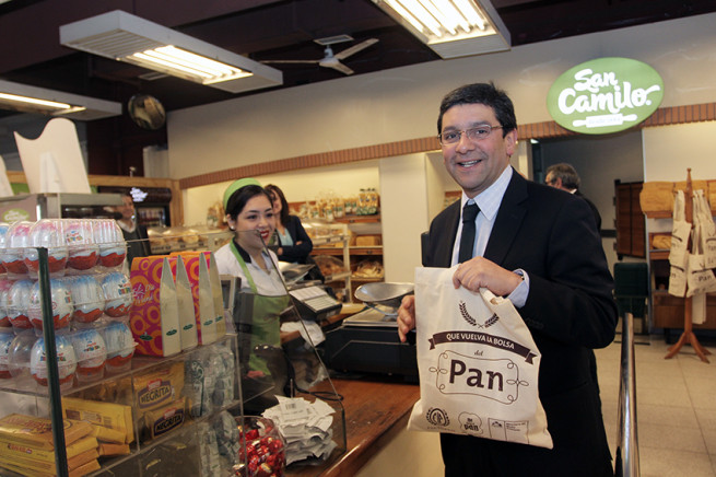 En el Día Mundial del Medio Ambiente: Ministro Pablo Badenier e Industriales del Pan lanzan la campaña “Que vuelva la antigua bolsa del pan”