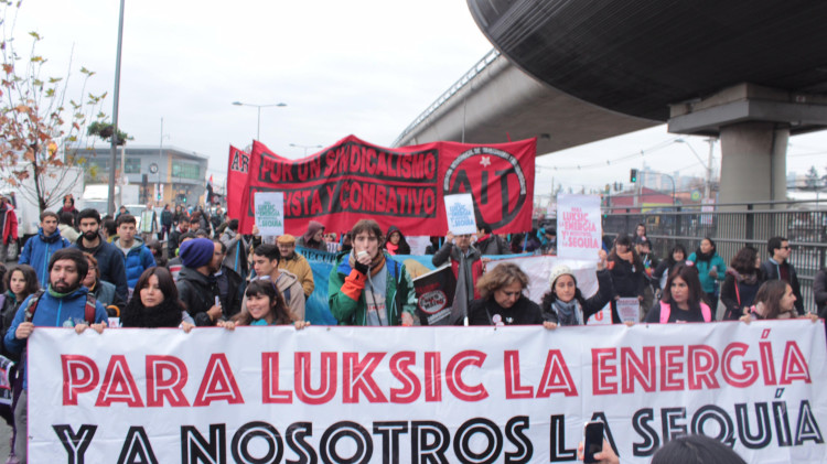 Multitudinaria marcha contra Alto Maipo llenó las calles de La Florida