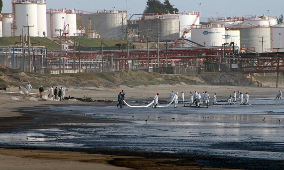 Barco recién certificado vierte 500 litros de petróleo en Quintero
