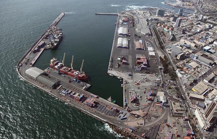 Antofagasta: Dos toneladas de carbonato de sodio cayeron en plena calle