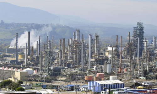 Rotura de ducto contaminó con petróleo canal de regadío en Río Claro