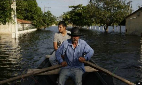 Crecida de ríos se estabiliza en noreste argentino y deja 20.000 evacuados