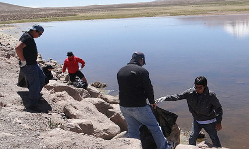 Más de 30 toneladas de basura son extraídas en operativo de limpieza del Lago Chungará