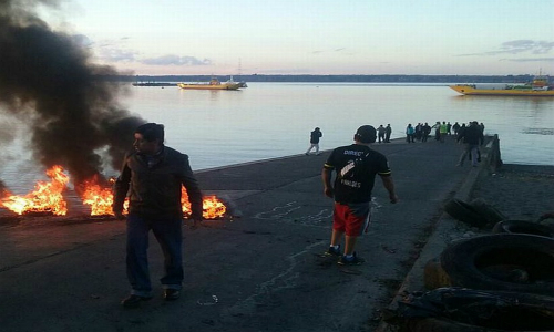 Pescadores de Chiloé: “La marea roja apareció luego que se vertieron 5 mil toneladas de desechos salmoneros al mar”