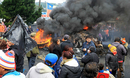 Conflicto en Chiloé: Obispo de Ancud pide dejar pasar a camiones con víveres