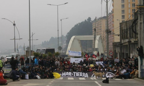 Manifestantes apedrean el vehículo del director del SEA durante reunión en Penco