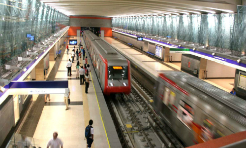 Metro de Santiago busca moverse gracias a la energía solar y eólica