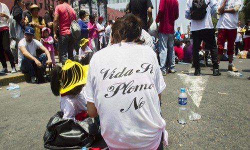 Exigen política de salud para niños enfermos por contaminación minera en Perú