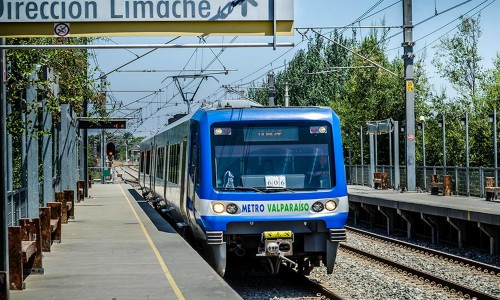 Valparaíso: Inauguran máquina que canjea viajes en el Metro por reciclaje