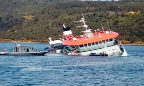 Barco que se hundió frente a Chonchi no será reflotado con desechos