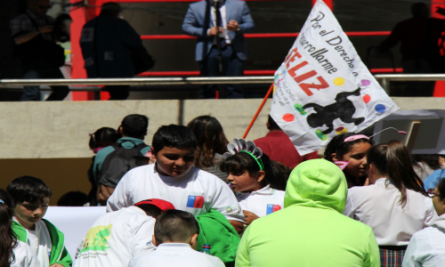 Niños marchan en Coronel