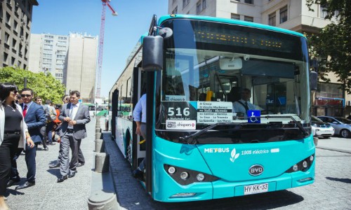 Los dos primeros buses 100% eléctricos de la historia del transporte público en Santiago comenzaron su operación