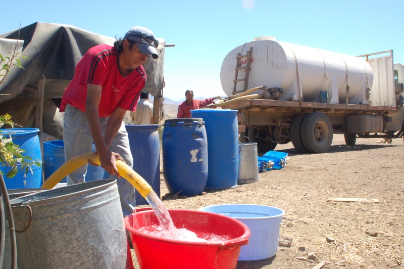 Exigen doblar los 50 litros de agua que reciben las zonas del interior para evitar contagios