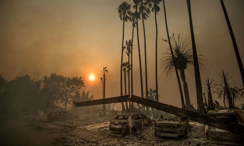 Incendios forestales de California: Viento amaina, pero continúa siendo una gran preocupación