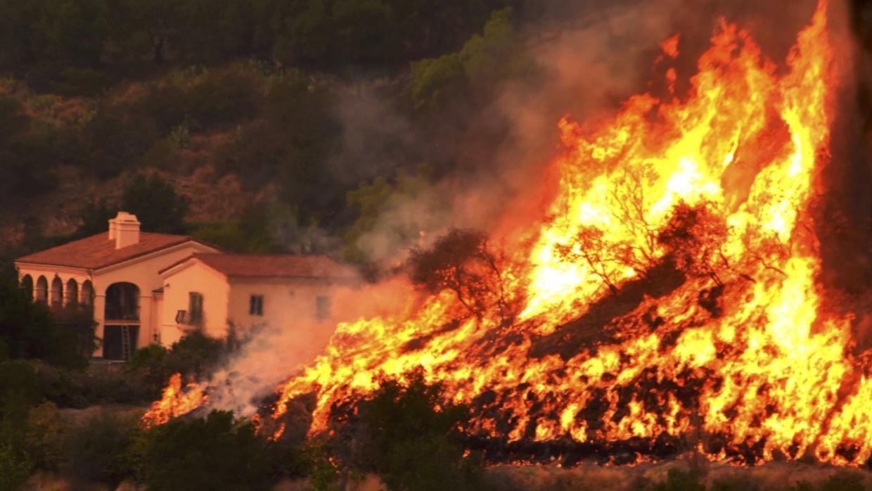 Emiten órdenes de evacuación por gran incendio forestal en California