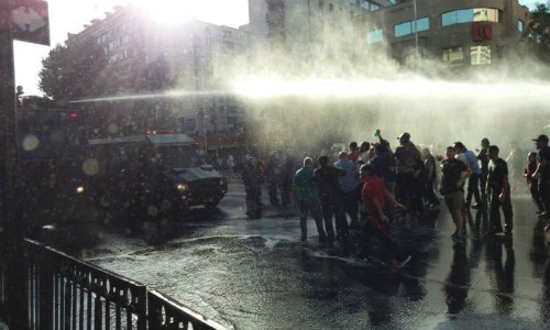 Reprimen marcha en defensa del litio en pleno centro de Santiago