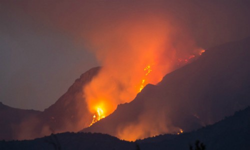 Onemi declara alerta roja incendio en sector Los Arenales que amenaza Reserva Natural Altos de Cantillana