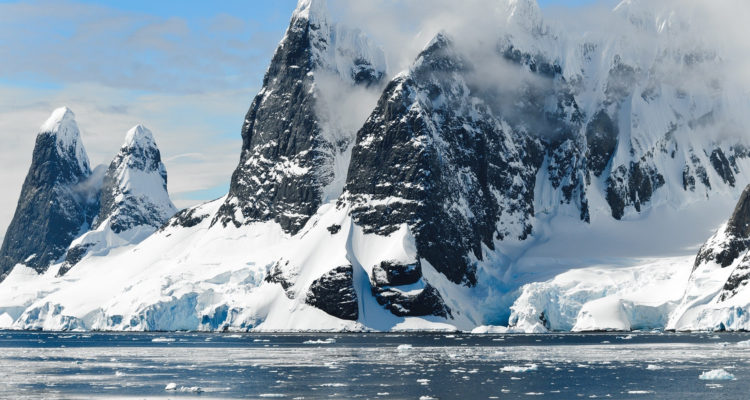 Científicos descubren enormes montañas y volcanes bajo el hielo de la Antártida