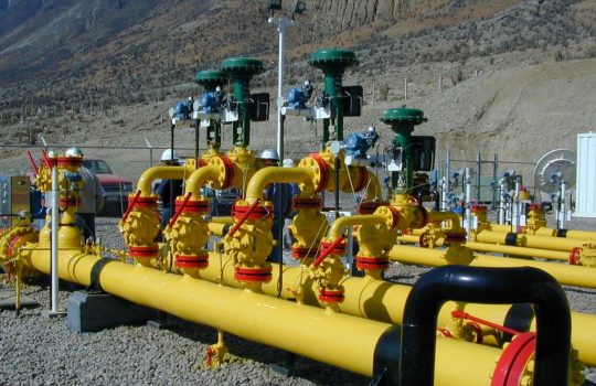 Gigante de EE.UU. vende participaciones en proyectos de gas y alista su partida de Chile
