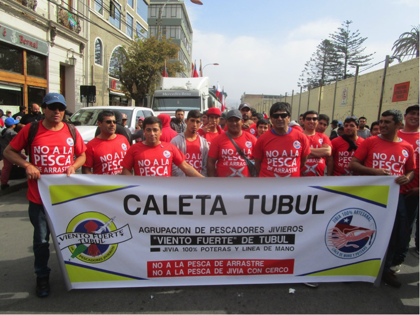 Pescadores artesanales protestan fuera del Congreso contra la Ley de Pesca