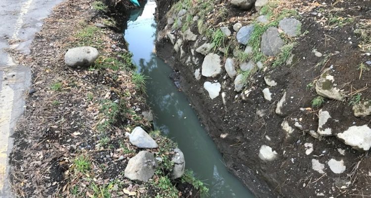 Municipio de Pucón multó a empresa por vertimiento de aguas servidas a canal