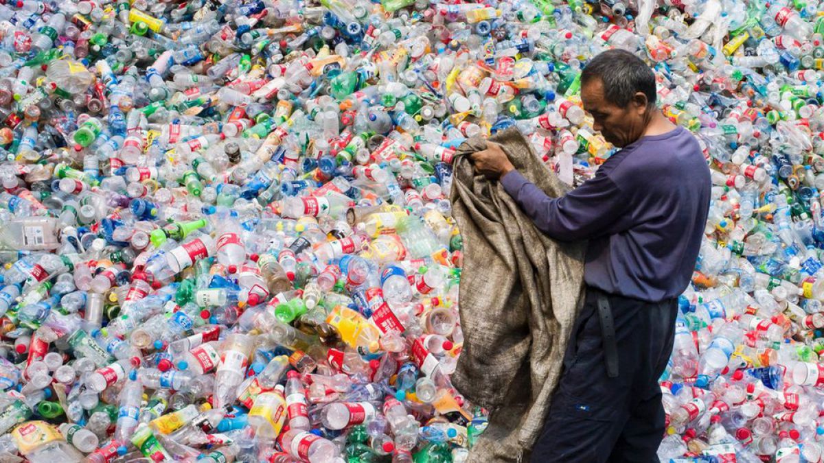 Gobierno estudiará petición para eliminar las botellas plásticas