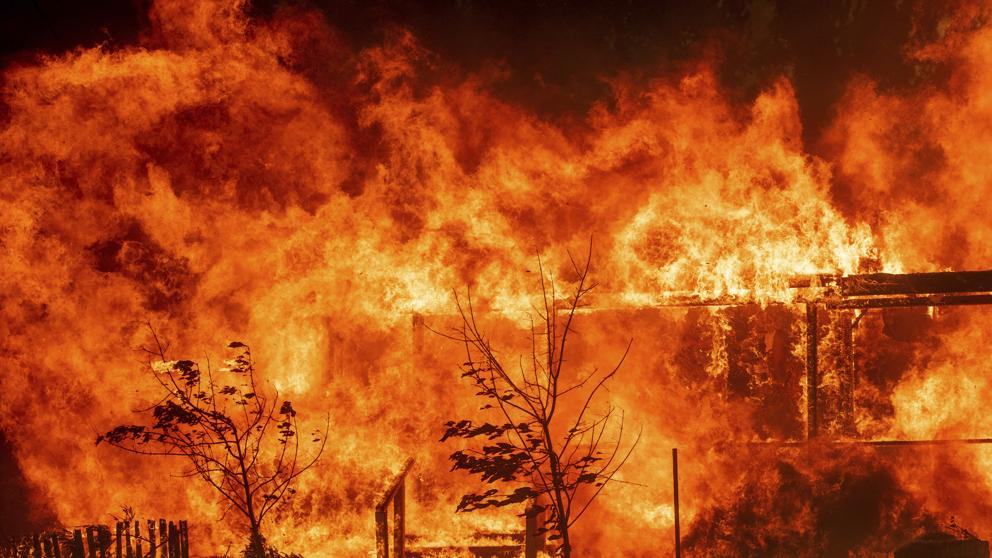 Tras leve tregua, empeoran las condiciones para combatir incendios en California