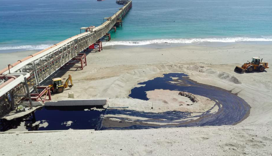 Anuncian acciones legales por filtración de petróleo en playa de Mejillones