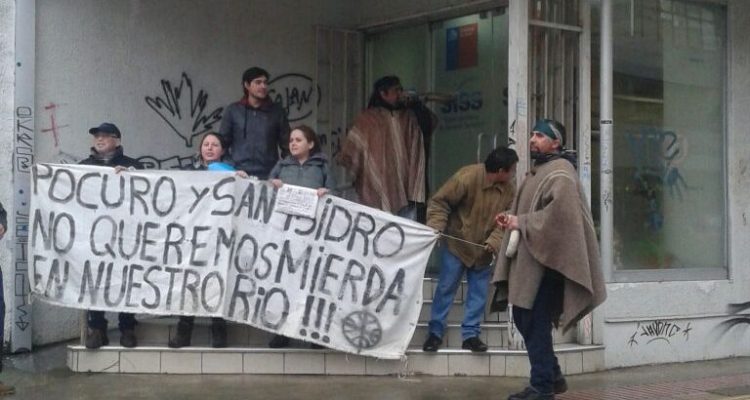 Vecinos del río Trapén protestan por incumplimiento de clausura de ducto que vierte aguas servidas