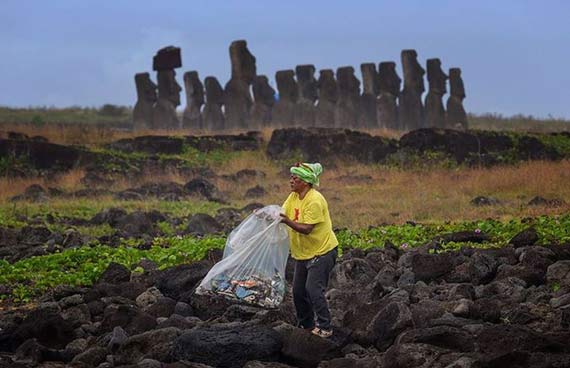 Isla de Pascua presenta alta contaminación por plásticos en sus costas