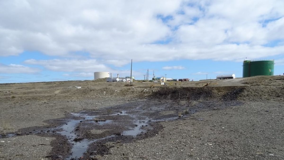 Masivo derrame de petróleo desde planta ENAP afecta a Tierra del Fuego