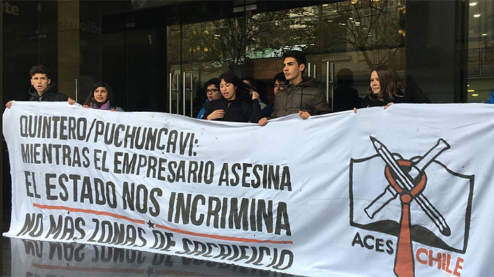 Estudiantes se toman el Ministerio del Medio Ambiente para apoyar situación de Zonas de Sacrificio