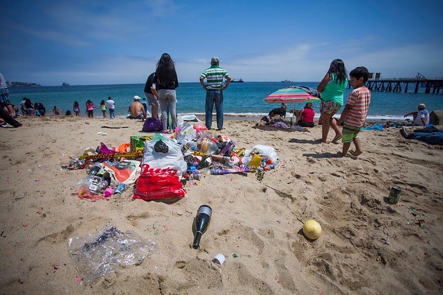 Entra en vigencia la normativa que multará a quienes ensucien playas, ríos y parques