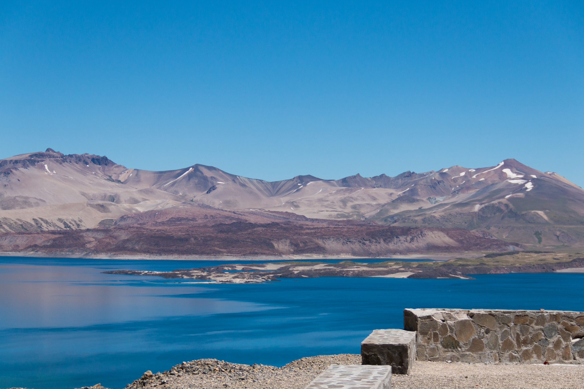 Sernageomin en alerta por aumento de placa volcánica en Laguna del Maule