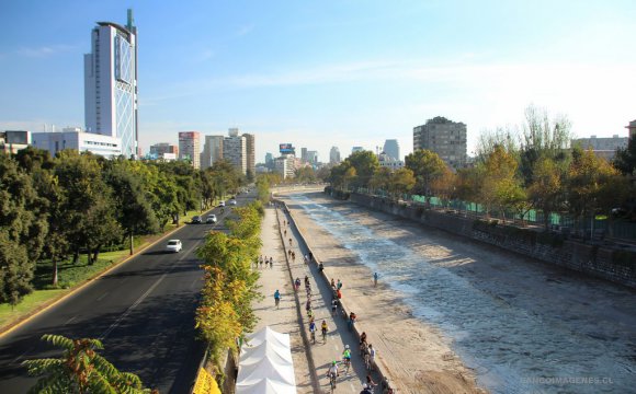 Contaminación de “origen indeterminado” deja a 40 mil clientes sin agua en Santiago