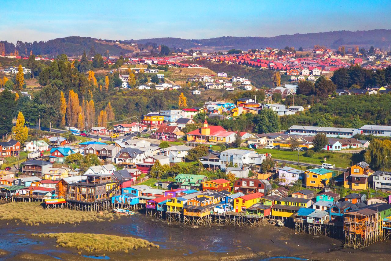 Evacúan a funcionarios y alumnos del colegio Chiloé en Ancud por olor “nauseabundo” en el ambiente