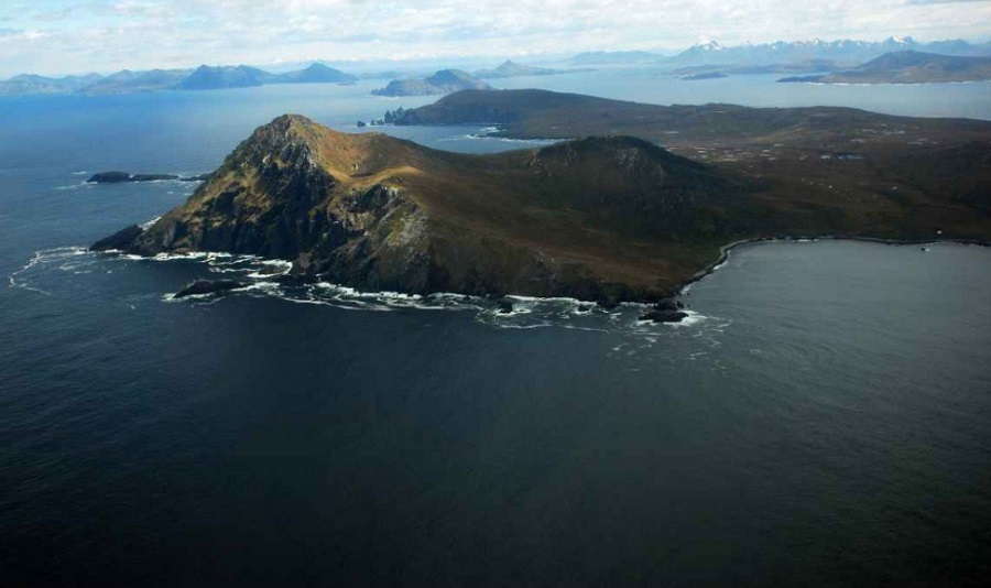 La salmonicultura irrumpe en el canal Beagle y desata controversia sobre permisos ambientales