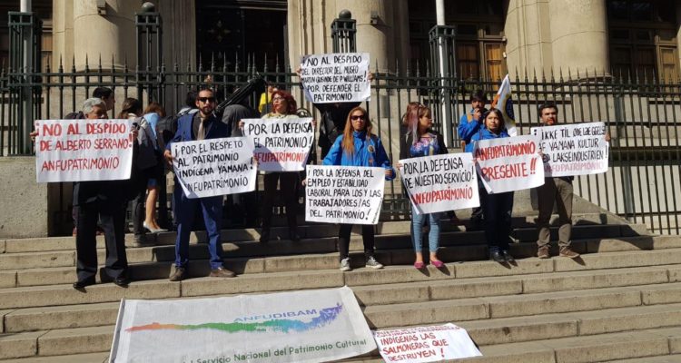 Reyes de Noruega fueron recibidos con manifestación en Biblioteca Nacional