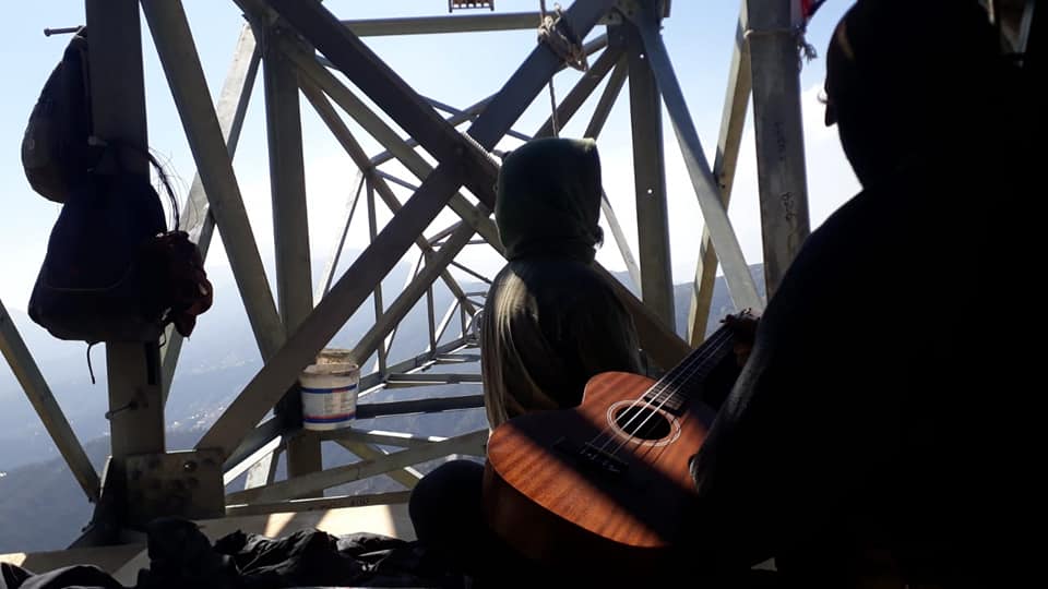 Manifestantes de La Dormida permanecen sobre torre de alta tensión y dan ultimátum a Gobierno